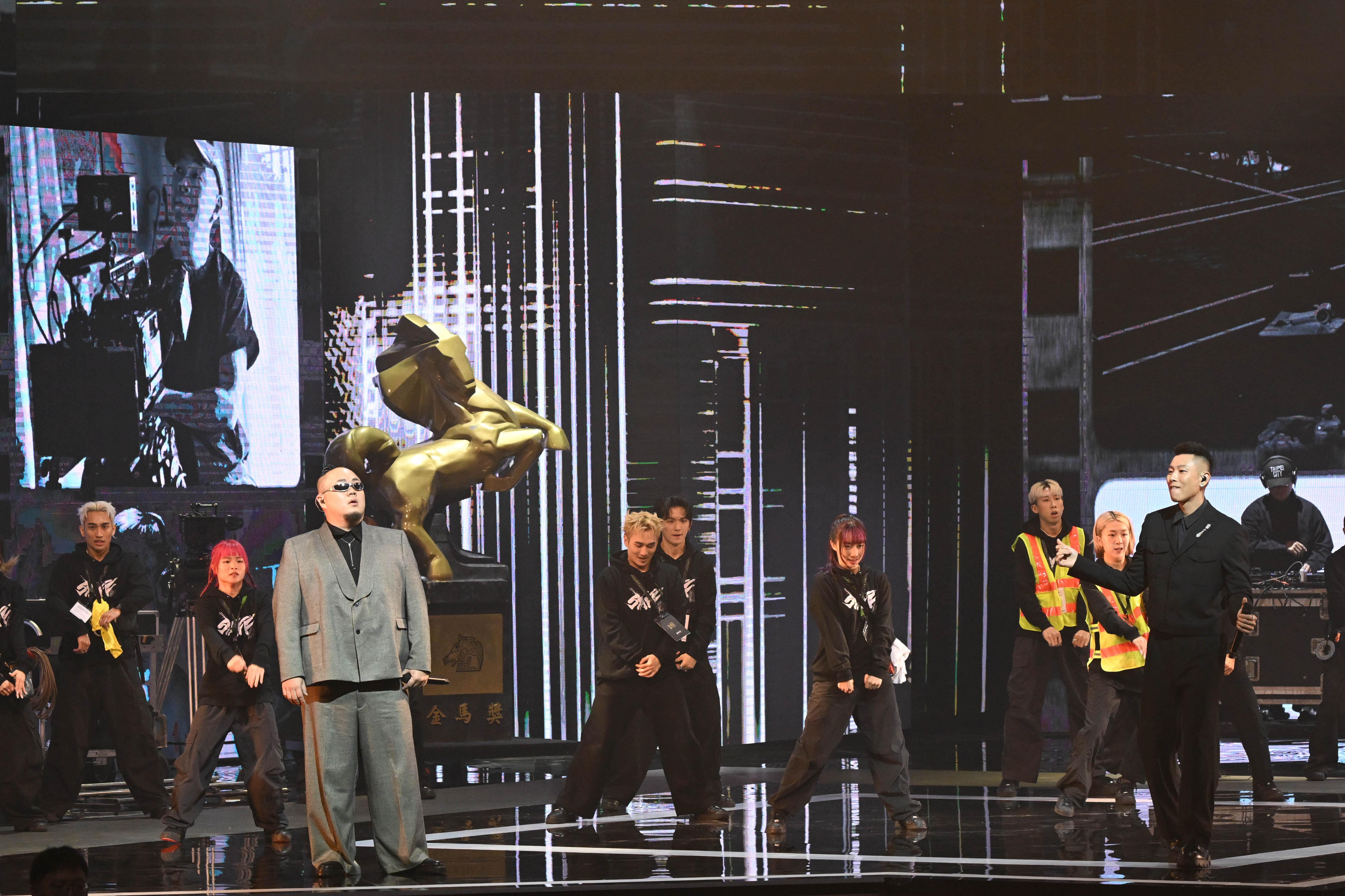 金马时尚/林柏宏GUCCI正装、刘冠廷高领太犯规!瘦子“全黑炫钻”帅炸了 内容图4 潮正奢/潮品文/潮臻社-实时追踪全球最新奢侈品牌新闻资讯的官网站! ▲▼ 金马 。(图/官方提供)