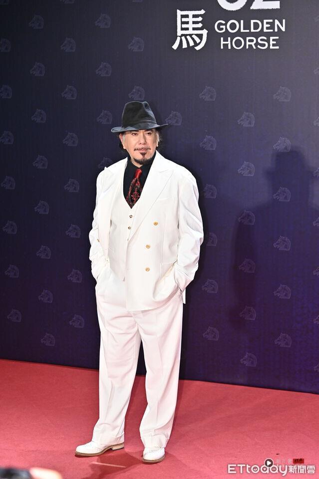 金马男星时尚/张震穿解构黑西装帅翻全场!张孝全戴眼镜变文青书生 内容图1 潮正奢/潮品文/潮臻社-实时追踪全球最新奢侈品牌新闻资讯的官网站! ▲第62届金马奖颁奖典礼星光大道,黄秋生。(图/记者李毓康摄)