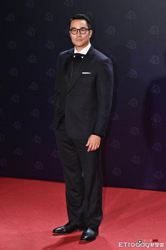 金马男星时尚/张震穿解构黑西装帅翻全场!张孝全戴眼镜变文青书生 内容图6 潮正奢/潮品文/潮臻社-实时追踪全球最新奢侈品牌新闻资讯的官网站! ▲▼第62届金马奖颁奖典礼星光大道,深度安静/张孝全(男主角/颁奖人)。(图/记者林敬旻摄)