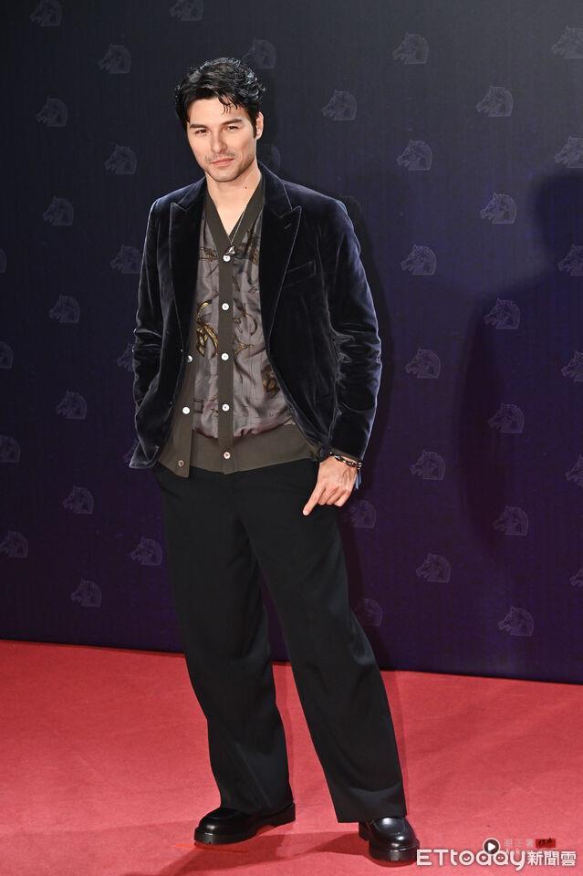 金马男星时尚/张震穿解构黑西装帅翻全场!张孝全戴眼镜变文青书生 内容图4 潮正奢/潮品文/潮臻社-实时追踪全球最新奢侈品牌新闻资讯的官网站! ▲▼第62届金马奖颁奖典礼星光大道,凤小岳。(图/记者林敬旻摄)