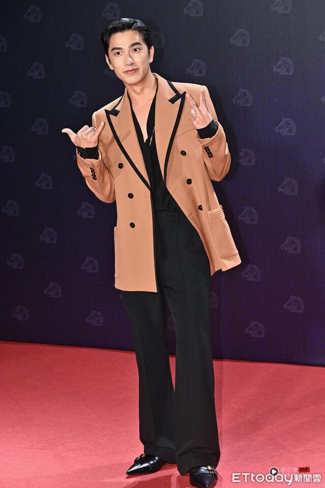 金马男星时尚/张震穿解构黑西装帅翻全场!张孝全戴眼镜变文青书生 内容图8 潮正奢/潮品文/潮臻社-实时追踪全球最新奢侈品牌新闻资讯的官网站! ▲▼第62届金马奖颁奖典礼星光大道,我家的事/曾敬骅(颁奖人/男配角)。(图/记者林敬旻摄)