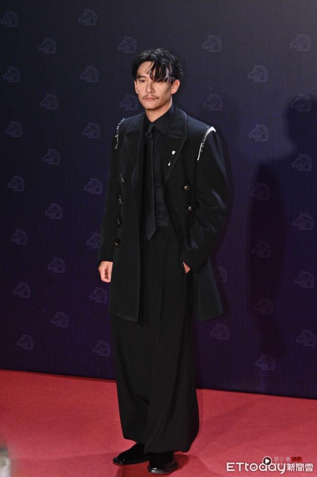 金马男星时尚/张震穿解构黑西装帅翻全场!张孝全戴眼镜变文青书生 内容图3 潮正奢/潮品文/潮臻社-实时追踪全球最新奢侈品牌新闻资讯的官网站! ▲第62届金马奖颁奖典礼星光大道,幸福之路/Lloyd Lee CHOI(新导演/改编剧本)、张震。(图/记者李毓康摄)