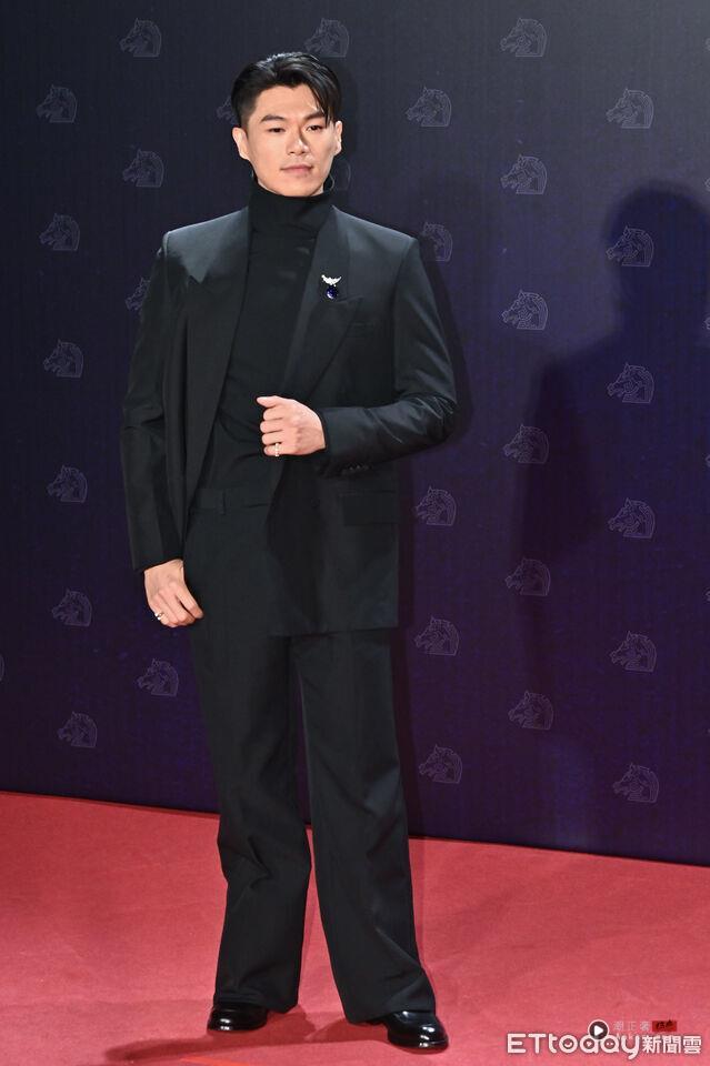 金马男星时尚/张震穿解构黑西装帅翻全场!张孝全戴眼镜变文青书生 内容图7 潮正奢/潮品文/潮臻社-实时追踪全球最新奢侈品牌新闻资讯的官网站! ▲▼第62届金马奖颁奖典礼星光大道,大濛/柯炜林(男主角/颁奖人)。(图/记者林敬旻摄)
