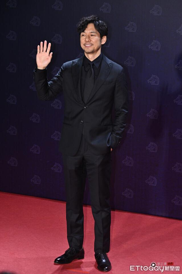 金马男星时尚/张震穿解构黑西装帅翻全场!张孝全戴眼镜变文青书生 内容图2 潮正奢/潮品文/潮臻社-实时追踪全球最新奢侈品牌新闻资讯的官网站! ▲第62届金马奖颁奖典礼星光大道,西岛秀俊。(图/记者李毓康摄)