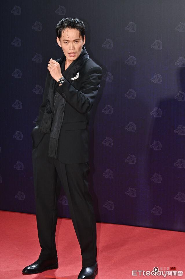 金马男星时尚/张震穿解构黑西装帅翻全场!张孝全戴眼镜变文青书生 内容图5 潮正奢/潮品文/潮臻社-实时追踪全球最新奢侈品牌新闻资讯的官网站! ▲▼第62届金马奖颁奖典礼星光大道,左撇子女孩/黄镫辉(男配角)。(图/记者林敬旻摄)