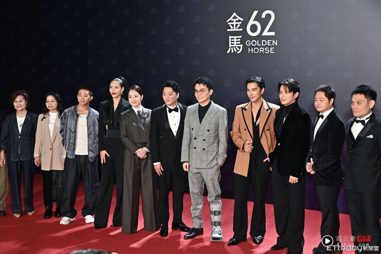 金马男星时尚/张震穿解构黑西装帅翻全场!张孝全戴眼镜变文青书生 内容图9 潮正奢/潮品文/潮臻社-实时追踪全球最新奢侈品牌新闻资讯的官网站! ▲▼第62届金马奖颁奖典礼星光大道,我家的事/潘客印(新导演/改编剧本)、蓝苇华(男主角)、高伊玲(女主角)、曾敬骅(颁奖人/男配角)、姚淳耀(男配角)、黄珮琪(女配角)。(图/记者林敬旻摄)