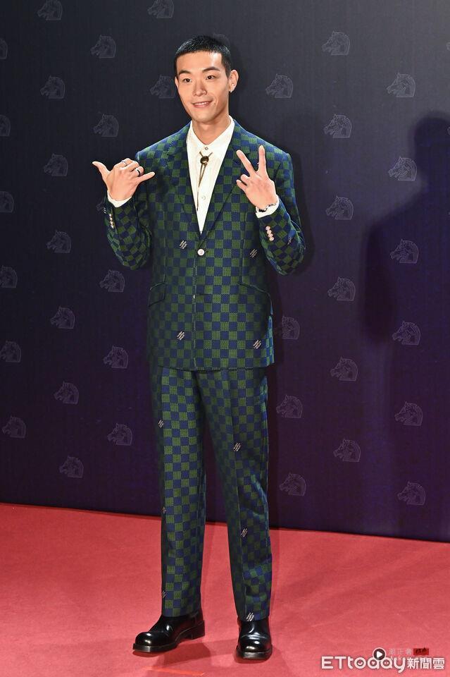 金马男星时尚/张震穿解构黑西装帅翻全场!张孝全戴眼镜变文青书生 内容图11 潮正奢/潮品文/潮臻社-实时追踪全球最新奢侈品牌新闻资讯的官网站! ▲▼第62届金马奖颁奖典礼星光大道,进行曲/牧森(新演员)。(图/记者林敬旻摄)