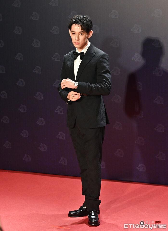 金马男星时尚/张震穿解构黑西装帅翻全场!张孝全戴眼镜变文青书生 内容图14 潮正奢/潮品文/潮臻社-实时追踪全球最新奢侈品牌新闻资讯的官网站! ▲▼▲第62届金马奖颁奖典礼星光大道,星光大道主持人徐钧浩。(图/记者林敬旻摄)