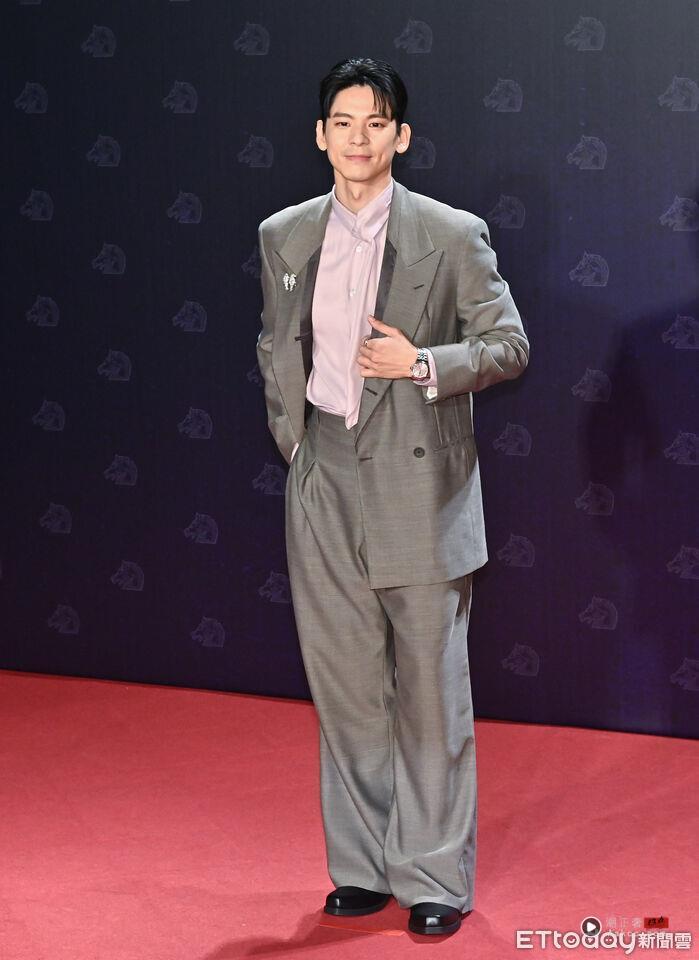 金马男星时尚/张震穿解构黑西装帅翻全场!张孝全戴眼镜变文青书生 内容图10 潮正奢/潮品文/潮臻社-实时追踪全球最新奢侈品牌新闻资讯的官网站! ▲▼第62届金马奖颁奖典礼星光大道,林柏宏。(图/记者林敬旻摄)