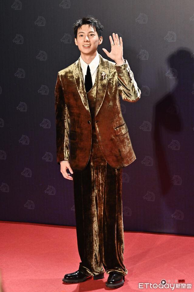 金马男星时尚/张震穿解构黑西装帅翻全场!张孝全戴眼镜变文青书生 内容图15 潮正奢/潮品文/潮臻社-实时追踪全球最新奢侈品牌新闻资讯的官网站! ▲▼▲第62届金马奖颁奖典礼星光大道,星光大道主持人彭千祐。(图/记者林敬旻摄)