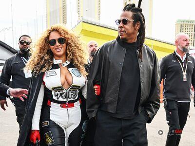 碧昂丝LV大尺度装现身F1赛场　火辣造型挨批“万圣节已过”