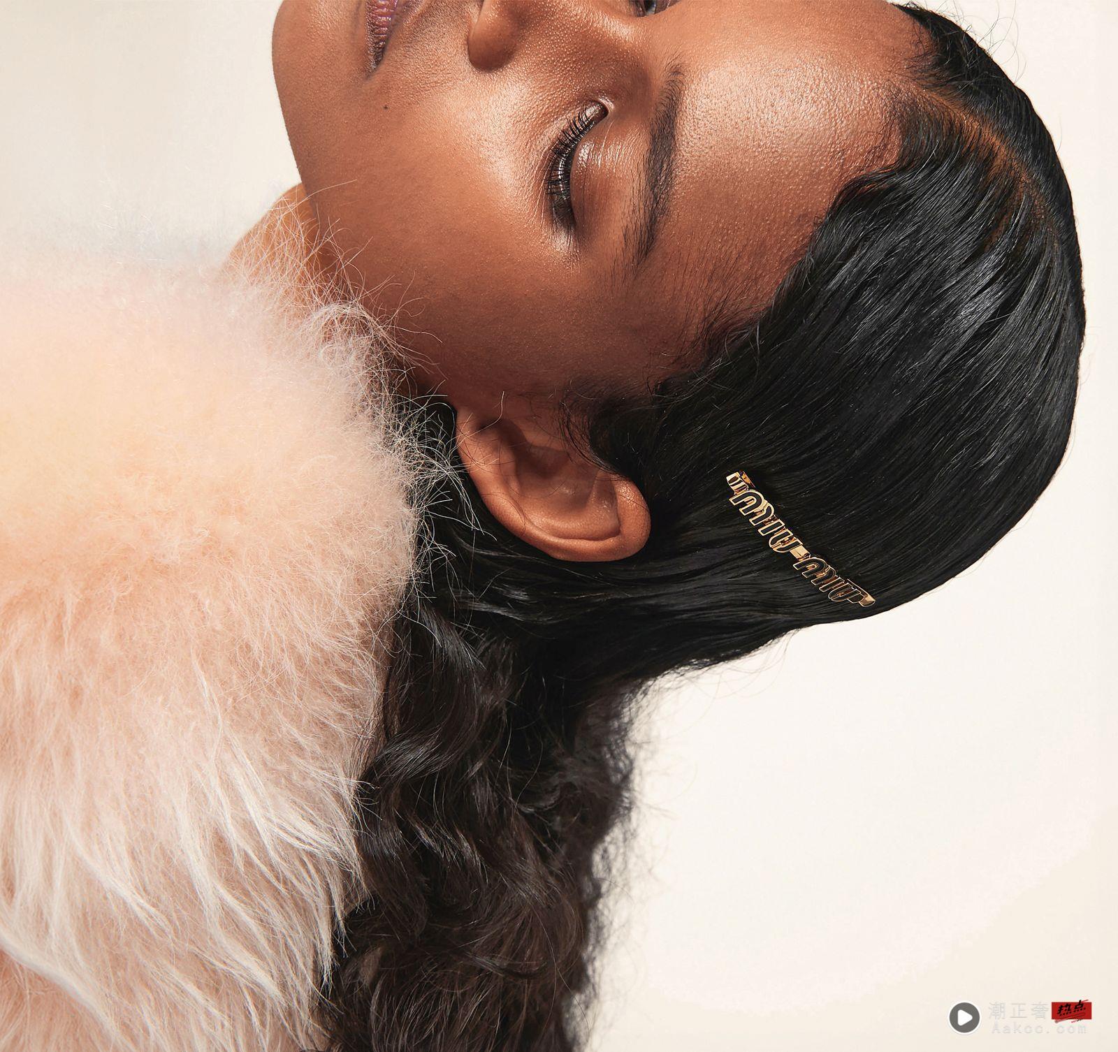 精选10款万元热门时尚单品!Miu Miu发夹、LV唇膏 普发一万合理宠爱自己 内容图1 潮正奢/潮品文/潮臻社-实时追踪全球最新奢侈品牌新闻资讯的官网站! Logo搪瓷金属发夹 售价12,500(翻摄自Miu Miu官网)