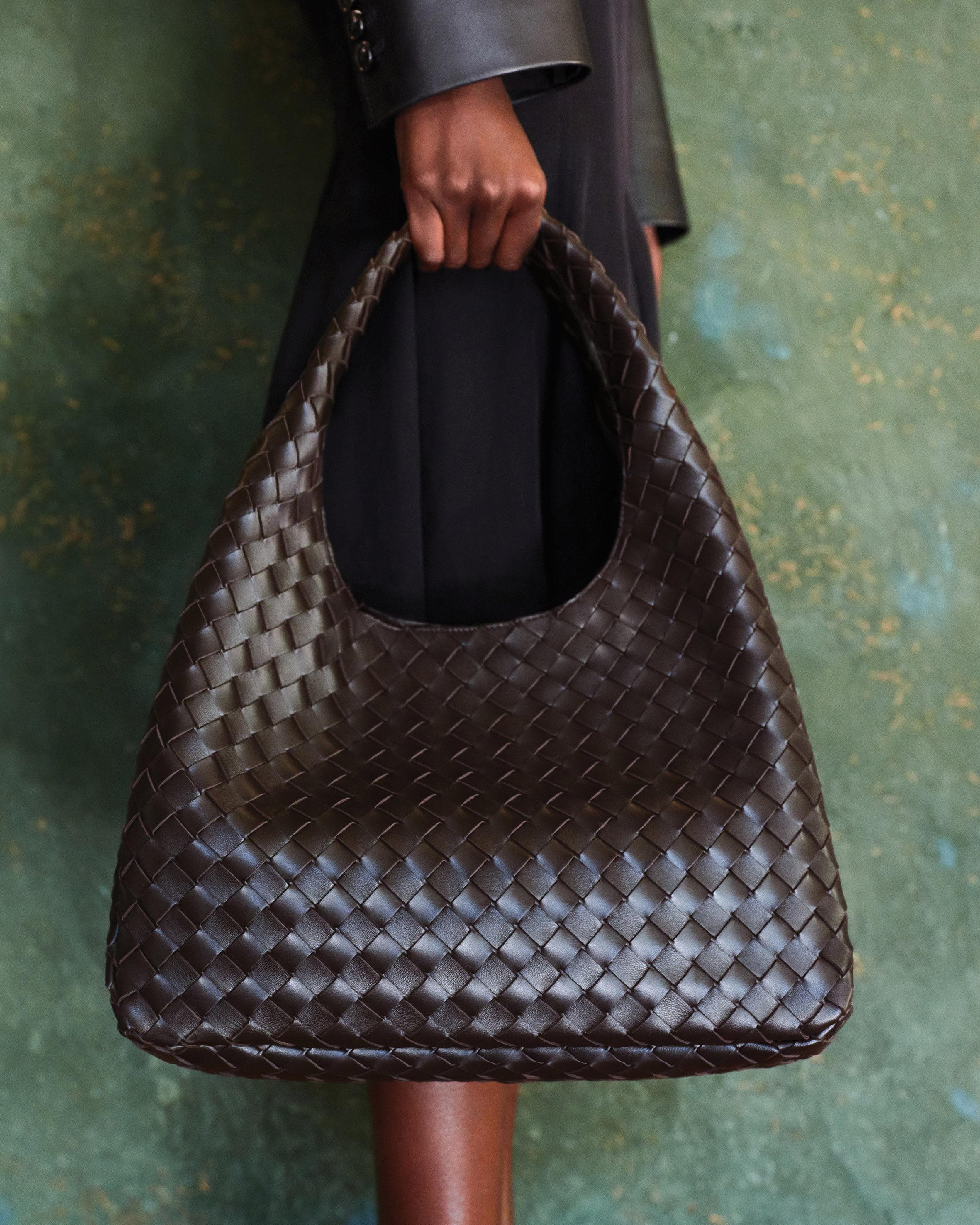 包开箱/Delvaux年末压轴美包!Brillant金光渲染、Cool Box星点冬日奢华 内容图8 潮正奢/潮品文/潮臻社-实时追踪全球最新奢侈品牌新闻资讯的官网站! ▲金钟 。(图/品牌提供)