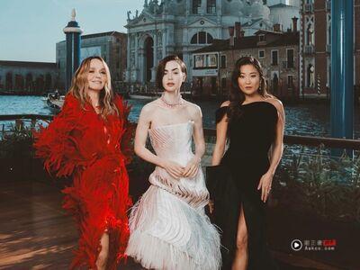 《艾蜜莉在巴黎》宣传行宛如时装秀　莉莉柯林斯蕾丝睡衣风吸睛