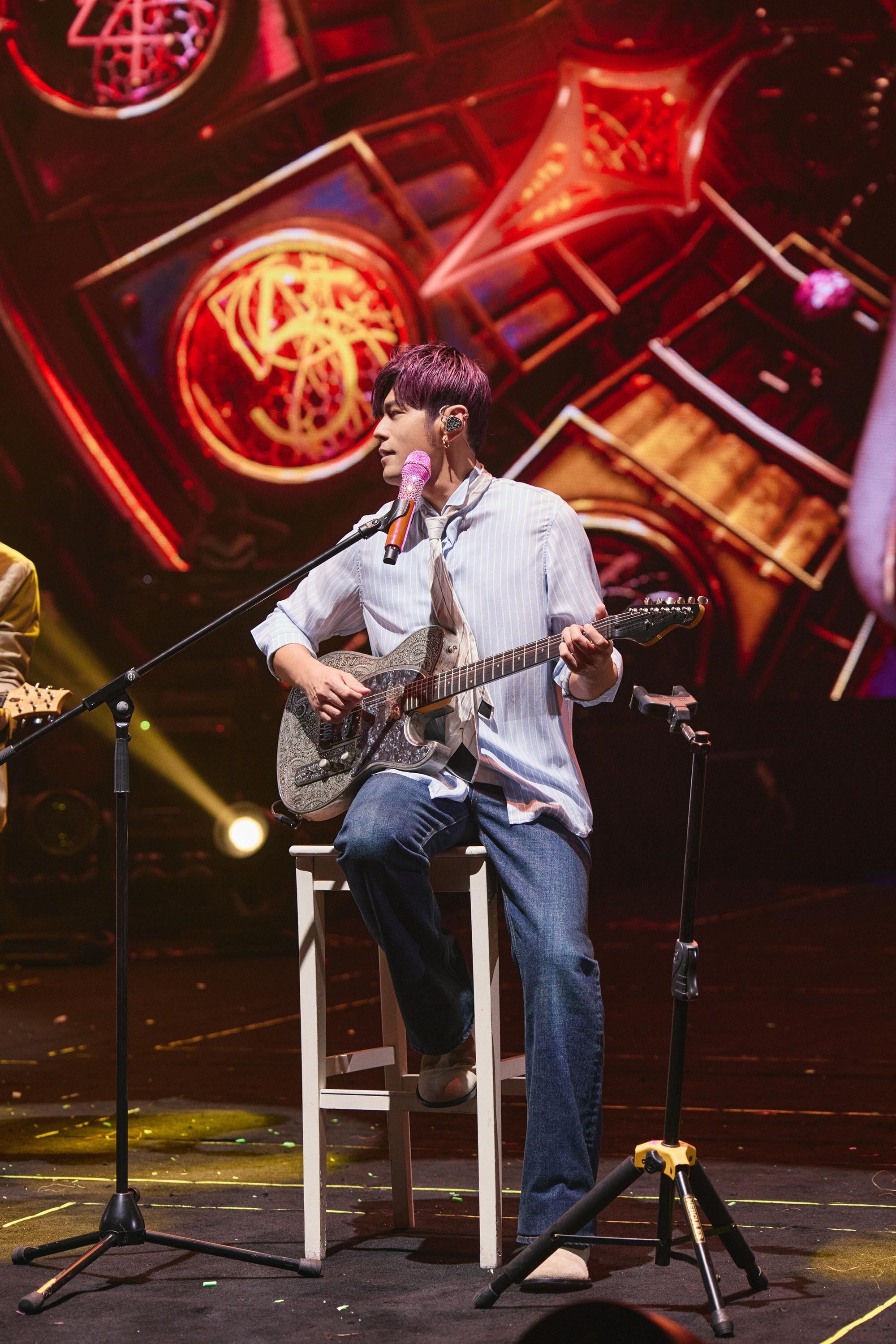 周杰伦的圣诞表有“世界时光机”字样 三方联名帝舵表抢头香 内容图5 潮正奢/潮品文/潮臻社-实时追踪全球最新奢侈品牌新闻资讯的官网站! ▲▼ 周杰伦 。(图/翻摄IG)