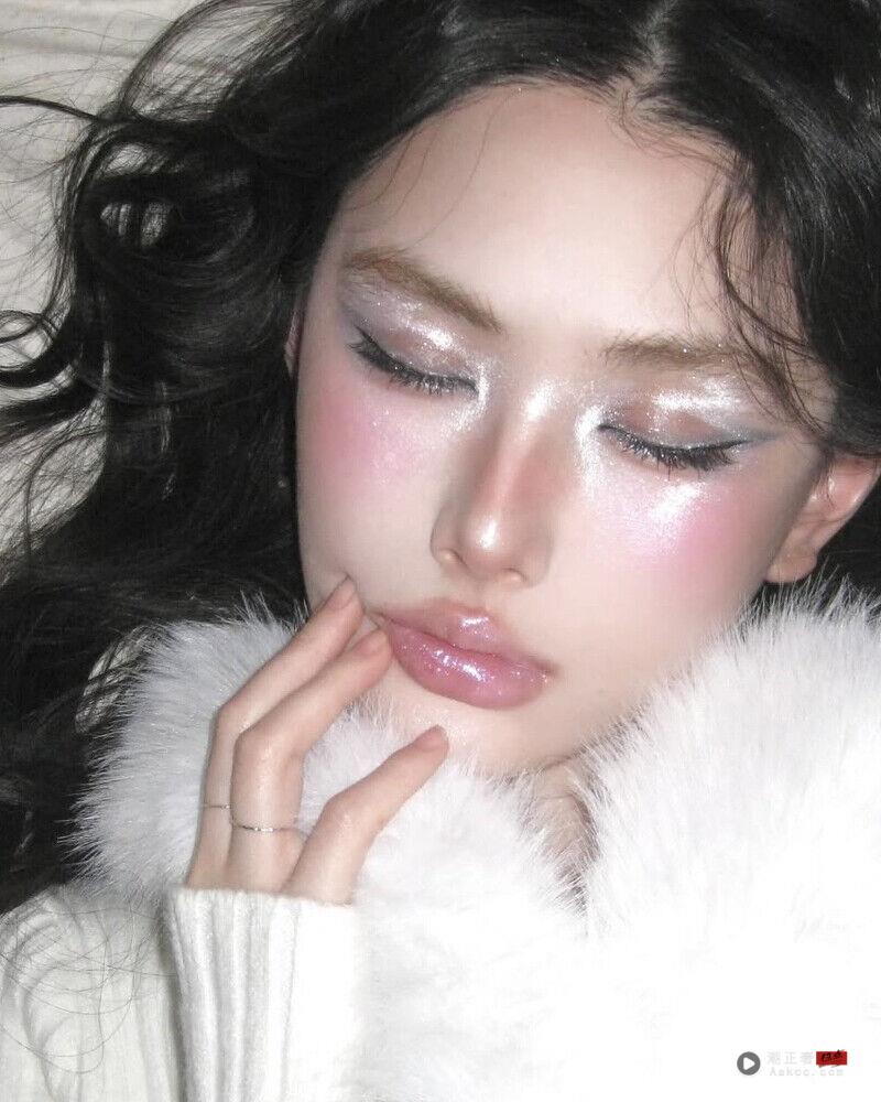 2025圣诞妆容推荐“银色雪花妆”微醺莓果搭配银色雪花的韩系妆容，干净、显白还超有氛围！