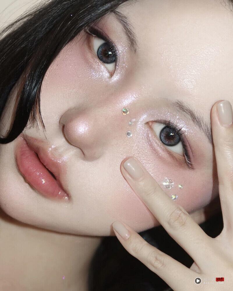 2025圣诞妆容推荐“银色雪花妆”微醺莓果搭配银色雪花的韩系妆容，干净、显白还超有氛围！