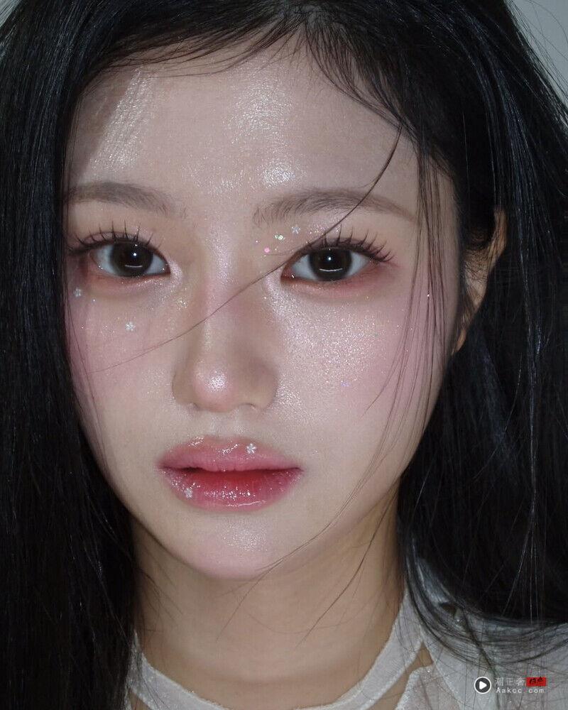 2025圣诞妆容推荐“银色雪花妆”微醺莓果搭配银色雪花的韩系妆容，干净、显白还超有氛围！