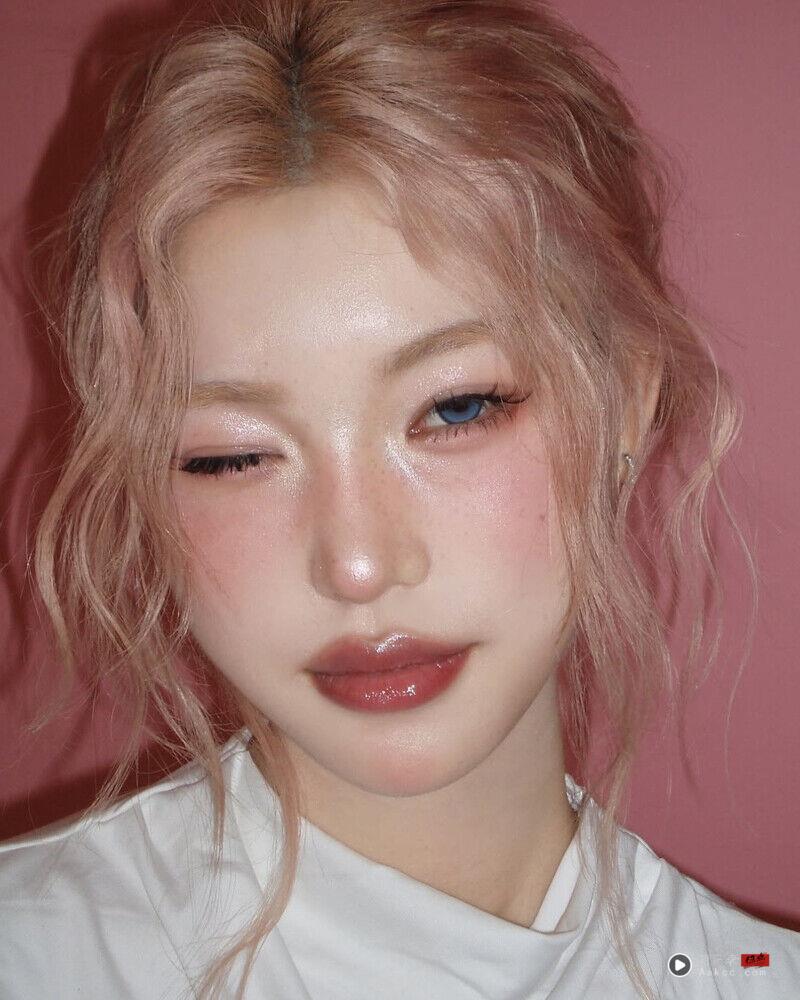 2025圣诞妆容推荐“银色雪花妆”微醺莓果搭配银色雪花的韩系妆容，干净、显白还超有氛围！