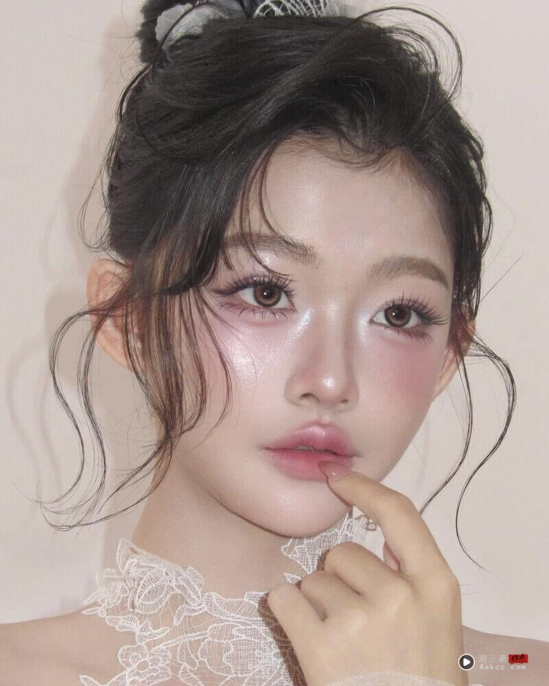 2025圣诞妆容推荐“银色雪花妆”微醺莓果搭配银色雪花的韩系妆容，干净、显白还超有氛围！