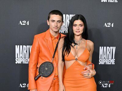 “甜茶”橘色造型上瘾　情侣装、母子装高调抢镜