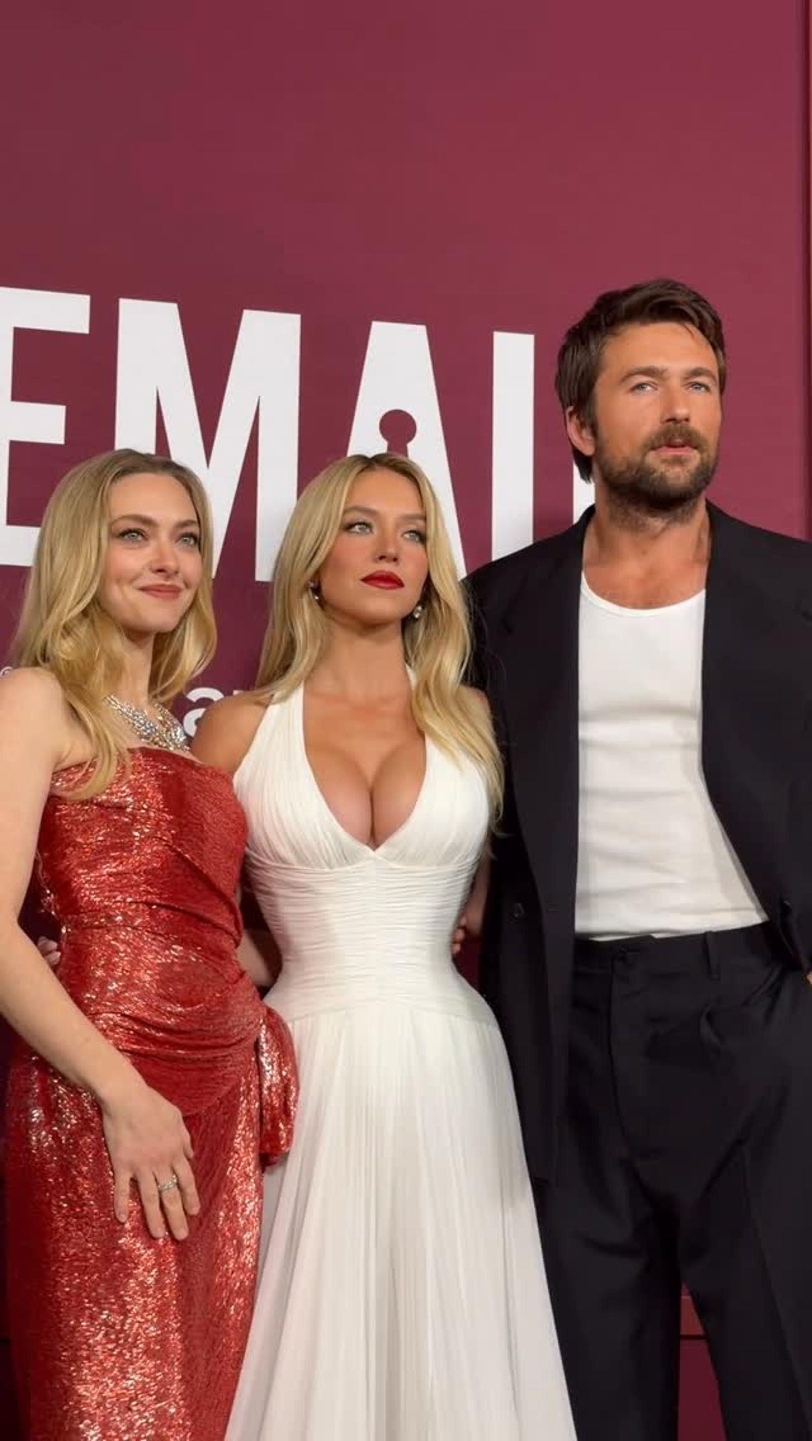 席德妮史威尼白色深V战袍复刻玛丽莲梦露 一句话回击整形传闻 内容图5 潮正奢/潮品文/潮臻社-实时追踪全球最新奢侈品牌新闻资讯的官网站! 席德妮史威尼白色深V战袍复刻玛丽莲梦露! 一句话回击动刀传闻