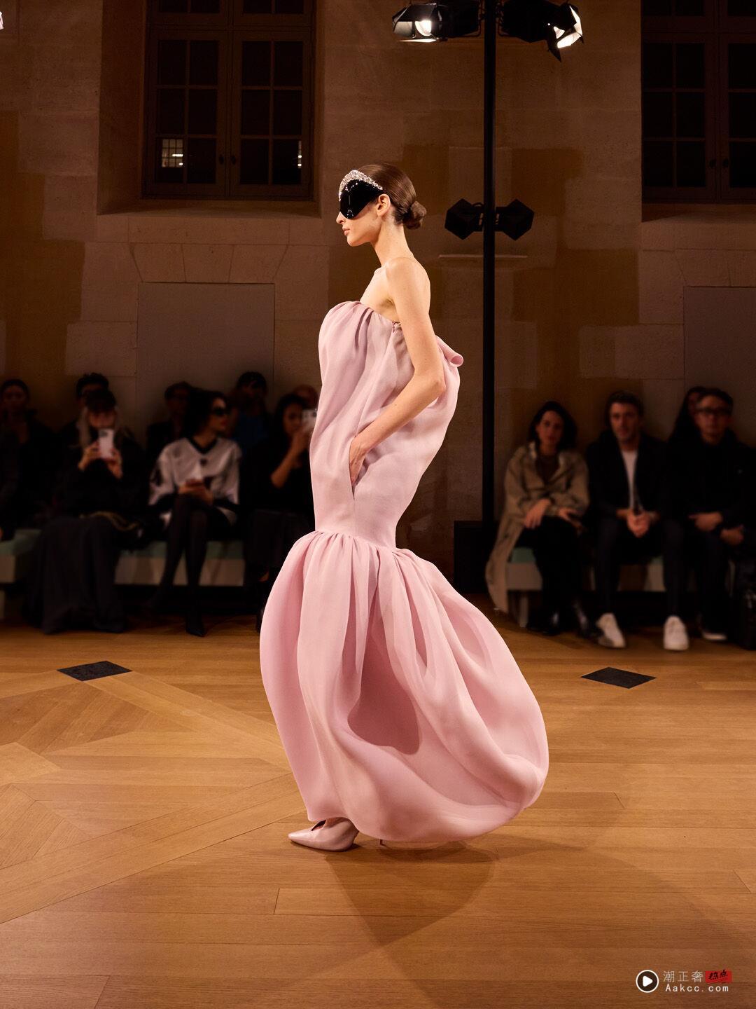 Balenciaga新气球包、PARIS VII抢看!新设计师开创Neo Gazar空气感礼服 内容图2 潮正奢/潮品文/潮臻社-实时追踪全球最新奢侈品牌新闻资讯的官网站! ▲▼ balenciaga 。(图/品牌提供、记者鲍璿安摄)