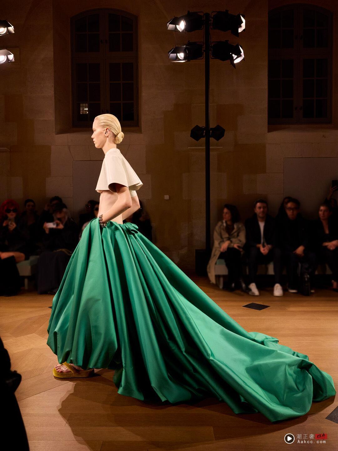 Balenciaga新气球包、PARIS VII抢看!新设计师开创Neo Gazar空气感礼服 内容图3 潮正奢/潮品文/潮臻社-实时追踪全球最新奢侈品牌新闻资讯的官网站! ▲▼ balenciaga 。(图/品牌提供、记者鲍璿安摄)