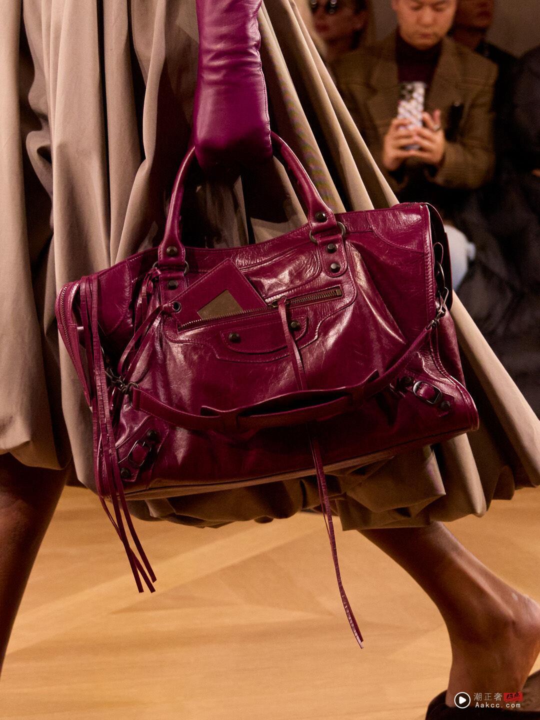 Balenciaga新气球包、PARIS VII抢看!新设计师开创Neo Gazar空气感礼服 内容图7 潮正奢/潮品文/潮臻社-实时追踪全球最新奢侈品牌新闻资讯的官网站! ▲▼ balenciaga 。(图/品牌提供、记者鲍璿安摄)