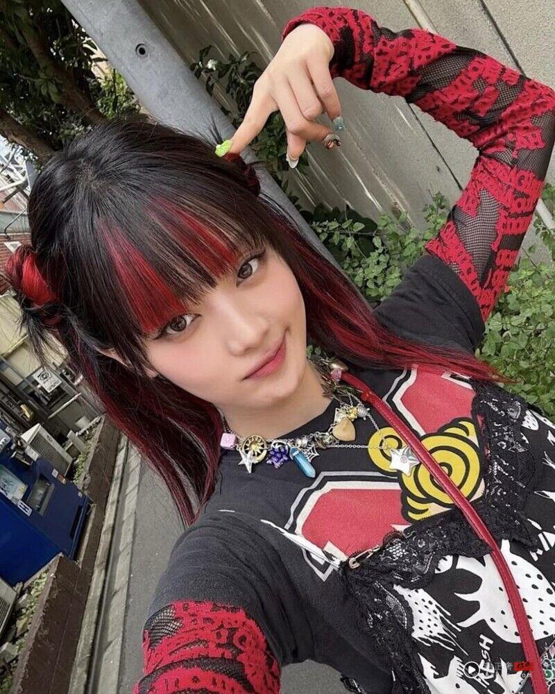 《不良一族寻爱记》Baby尤莉亚剧中浏海染造型太飒！早在2017年就曾参加恋爱实境节目、练空手道背后藏着“这个原因”