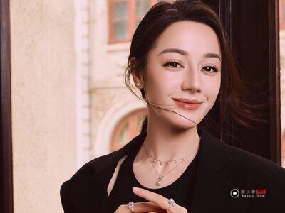 迪丽热巴优雅不费力　MIKIMOTO星星珠宝上身款款百搭