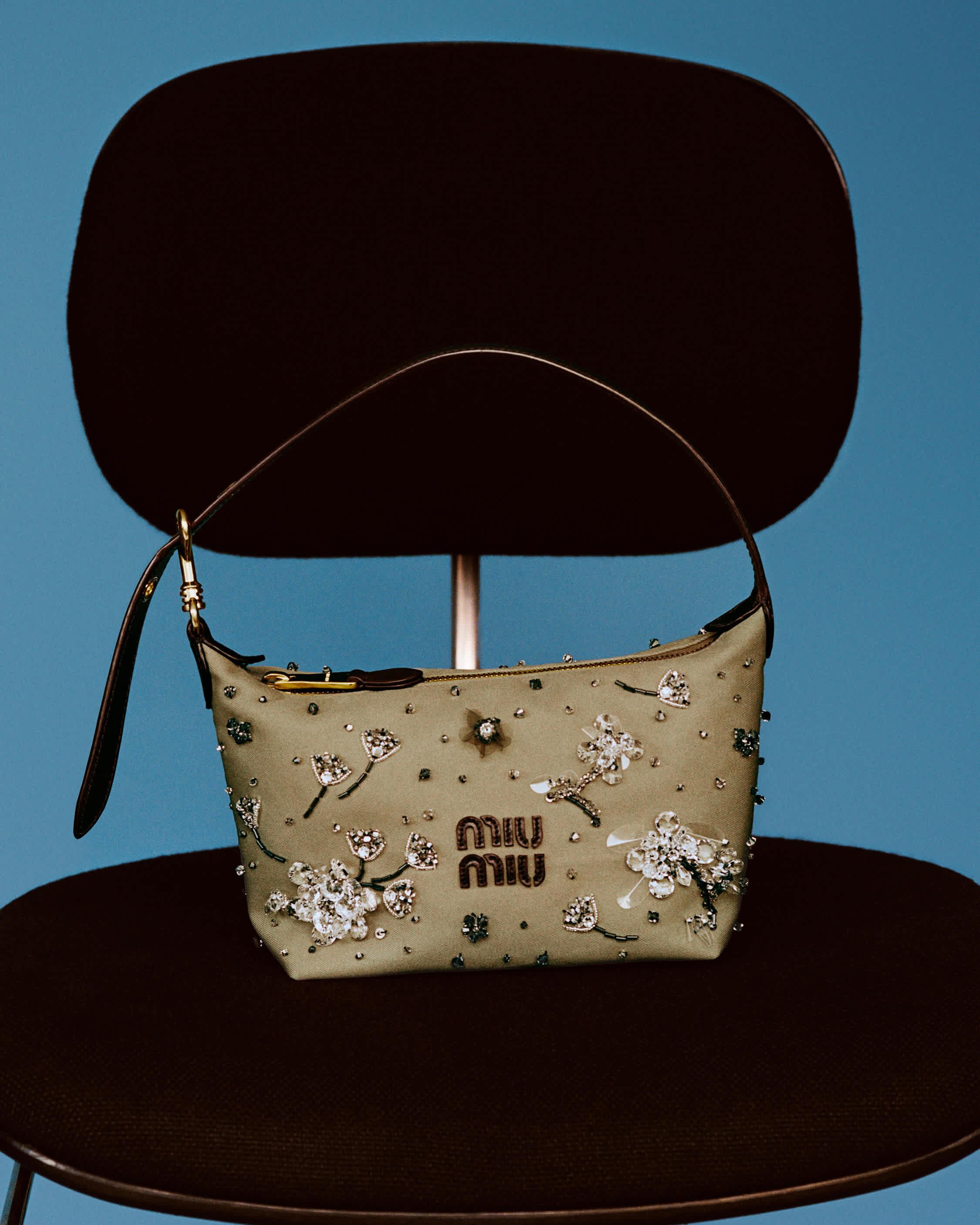 说流行/Miu Miu把旧衣变得好浪漫!Upcycled必收花卉包、超模形象照太仙 内容图5 潮正奢/潮品文/潮臻社-实时追踪全球最新奢侈品牌新闻资讯的官网站! ▲▼miu 。(图/品牌提供)