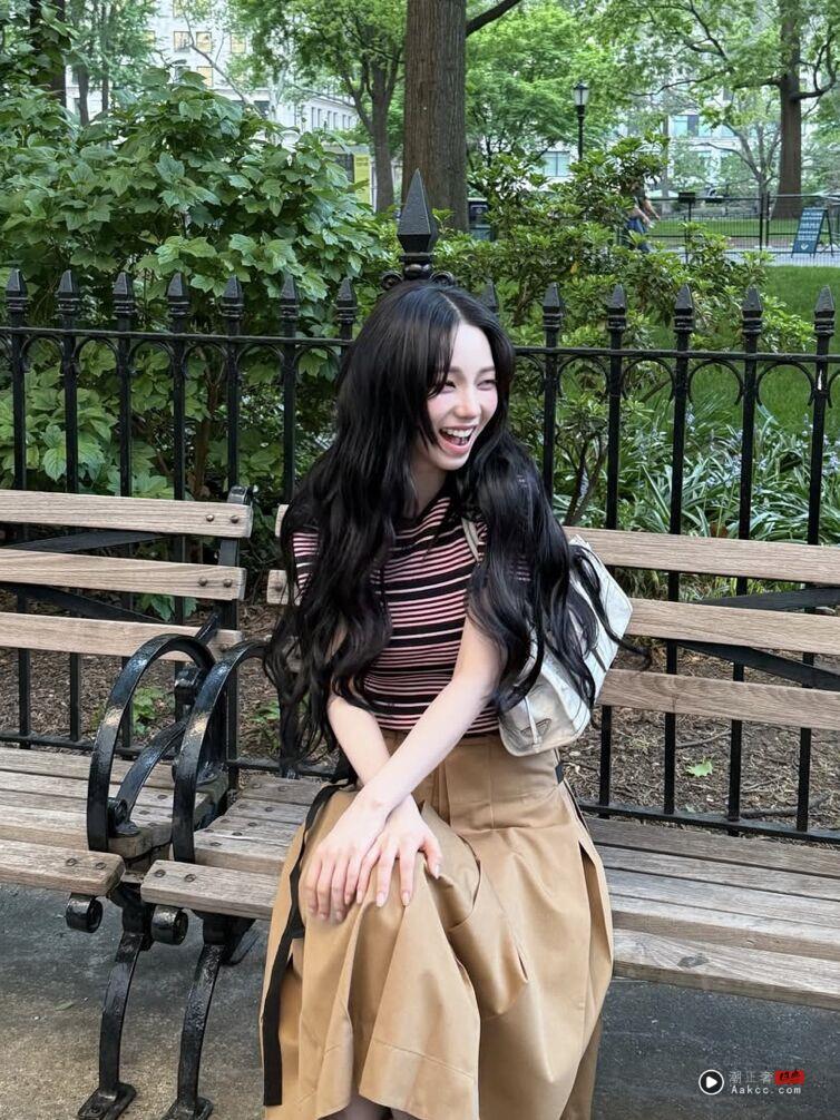 包开箱/Karina拎Prada Bonnie太烧!今夏必收“东西包”亚麻皮革材质超美 内容图2 潮正奢/潮品文/潮臻社-实时追踪全球最新奢侈品牌新闻资讯的官网站! ▲▼prada。(图/翻摄自IG、品牌官网)