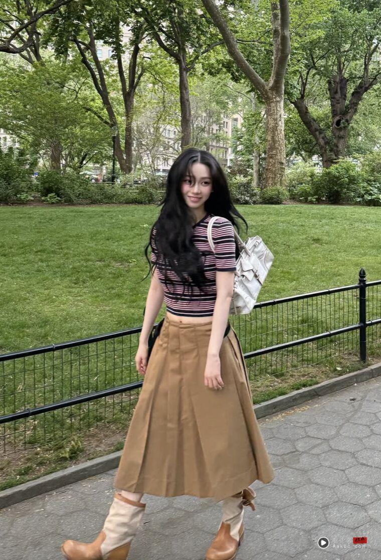 包开箱/Karina拎Prada Bonnie太烧!今夏必收“东西包”亚麻皮革材质超美 内容图3 潮正奢/潮品文/潮臻社-实时追踪全球最新奢侈品牌新闻资讯的官网站! ▲▼prada。(图/翻摄自IG、品牌官网)