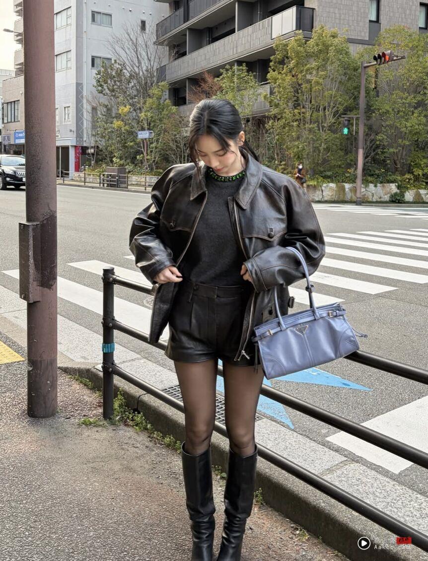 包开箱/Karina拎Prada Bonnie太烧!今夏必收“东西包”亚麻皮革材质超美 内容图1 潮正奢/潮品文/潮臻社-实时追踪全球最新奢侈品牌新闻资讯的官网站! ▲▼prada。(图/翻摄自IG、品牌官网)