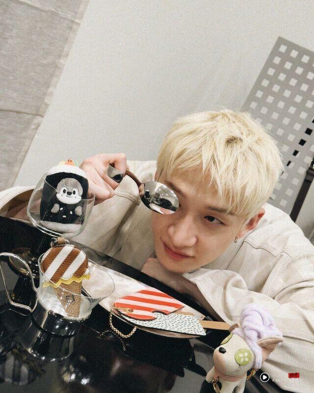 方灿这样太可爱！抢先演绎Fendi BFF Charm、冰棒吊饰掀起精品包挂热潮