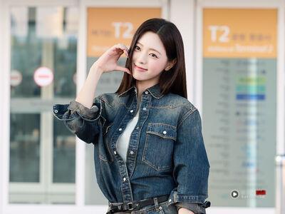 ITZY Yuna机场穿搭美出新高度！整套丹宁配FENDI法棍包　灿笑比心好迷人