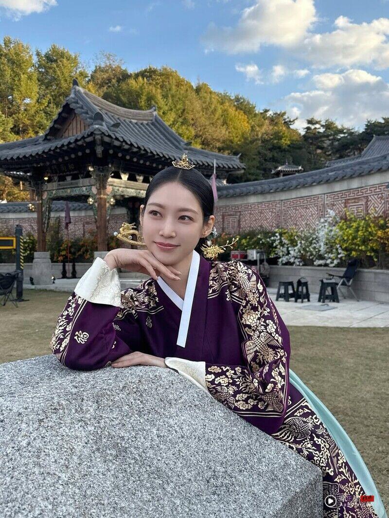 孔升妍演“大妃娘娘”成全剧黑马!爆红掀话题 私下穿搭也成效仿潮流 内容图1 潮正奢/潮品文/潮臻社-实时追踪全球最新奢侈品牌新闻资讯的官网站! 《21世纪大君夫人》孔升妍成全剧演员黑马!“大妃娘娘”爆红幕后话题多,IG穿搭也成效仿潮流!