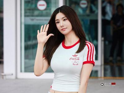 权恩妃世足应援“超辣机场穿搭”先热议！adidas可乐联名T恤藏不住好身材