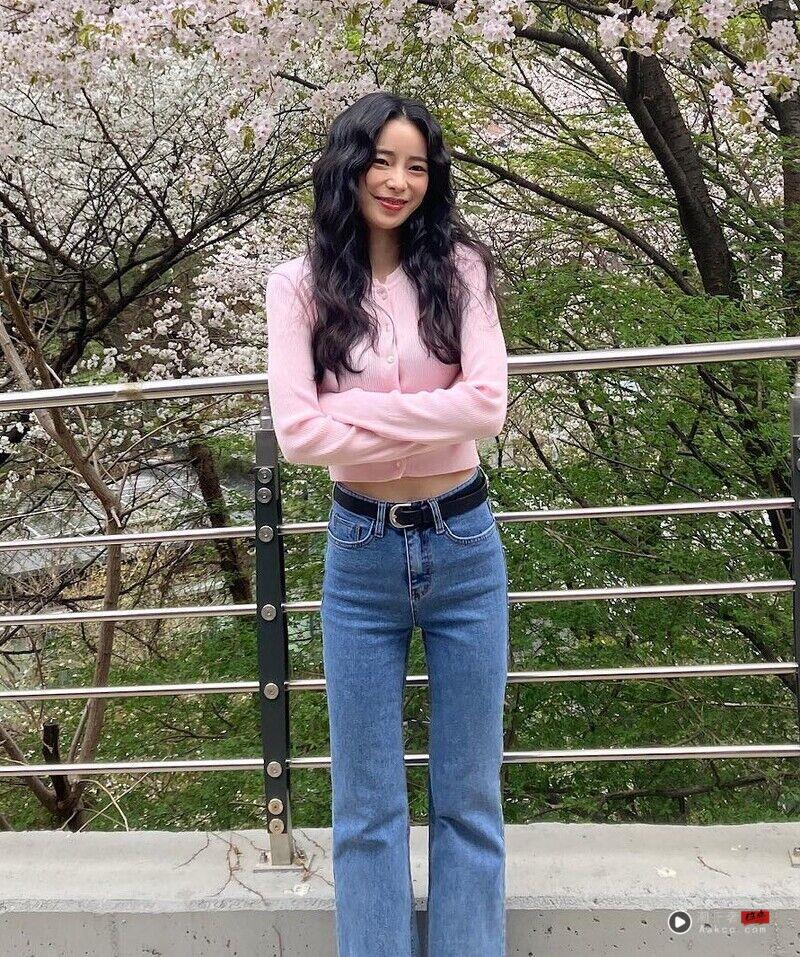 《我的王室死对头》林智妍旅游照“纯真感”被热议 5套私服穿搭解析 内容图8 潮正奢/潮品文/潮臻社-实时追踪全球最新奢侈品牌新闻资讯的官网站! 《我的王室死对头》林智妍戏外是阳光甜妹!峇里岛旅游照“纯真感”被热议,5套私服穿搭解析