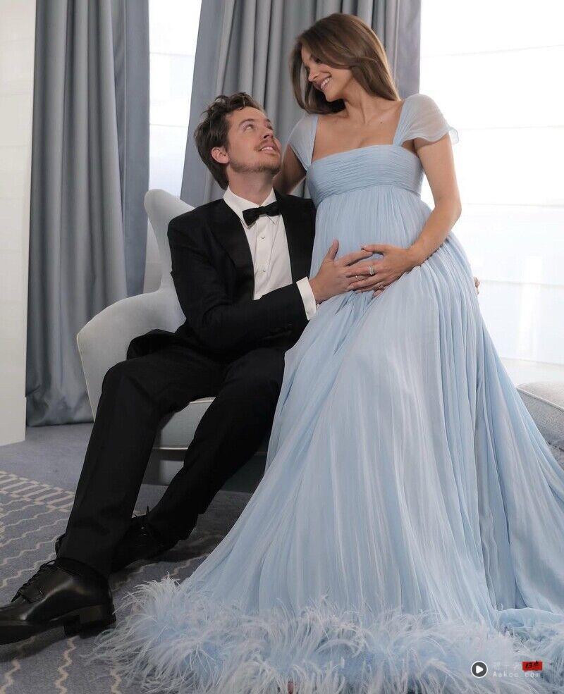 小查的超模老婆用孕妇时尚征服坎城 这对夫妻的浪漫爱情再度成为话题 内容图1 潮正奢/潮品文/潮臻社-实时追踪全球最新奢侈品牌新闻资讯的官网站! 小查的超模老婆Barbara正在用孕妇时尚征服坎城!这对夫妻的浪漫爱情和红毯造型大家都在讨论