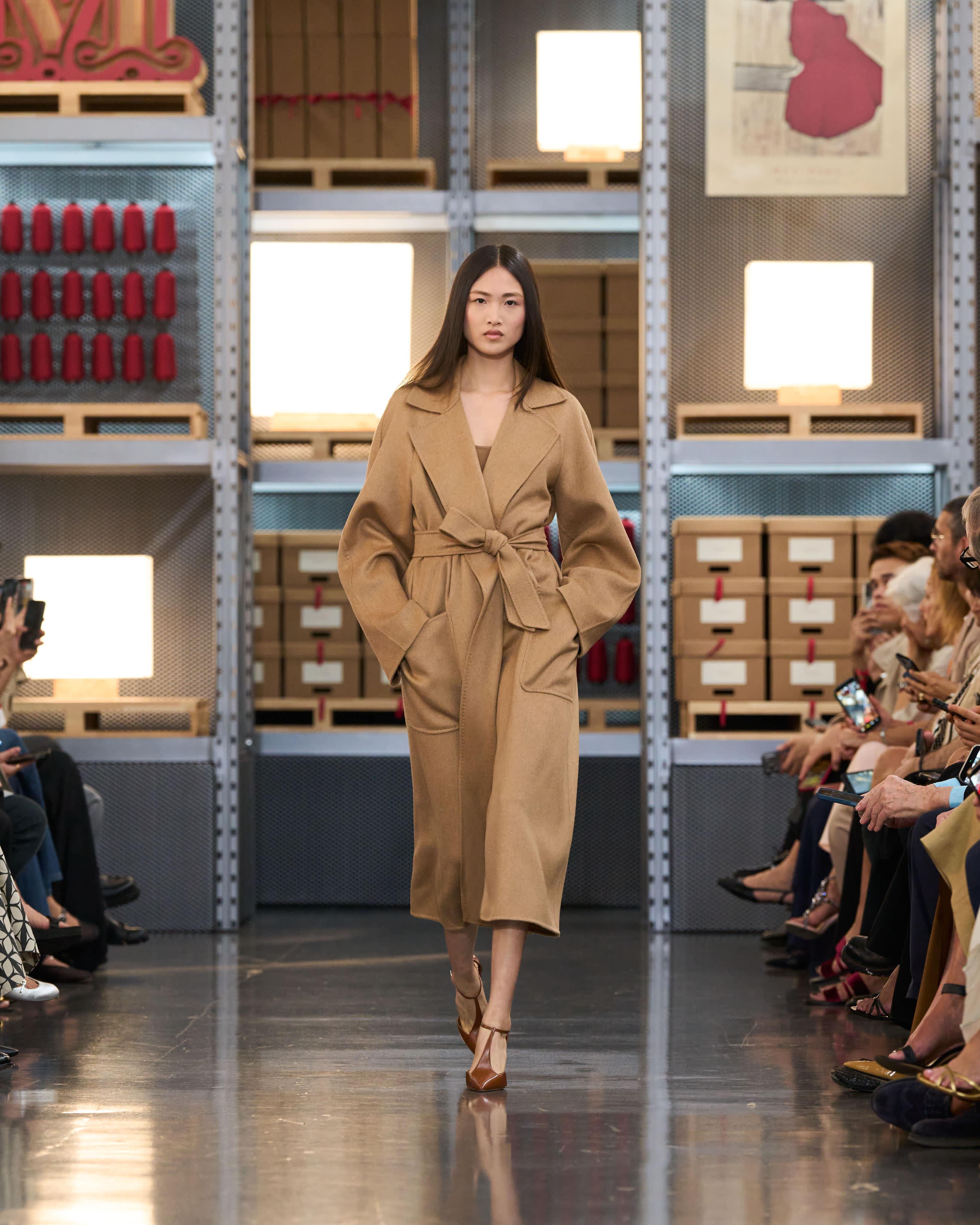 Max Mara75周年大秀登上海!旗袍碰撞义式剪裁、复刻神级大衣限量200件 内容图2 潮正奢/潮品文/潮臻社-实时追踪全球最新奢侈品牌新闻资讯的官网站! ▲Max Mara。(图/品牌提供)