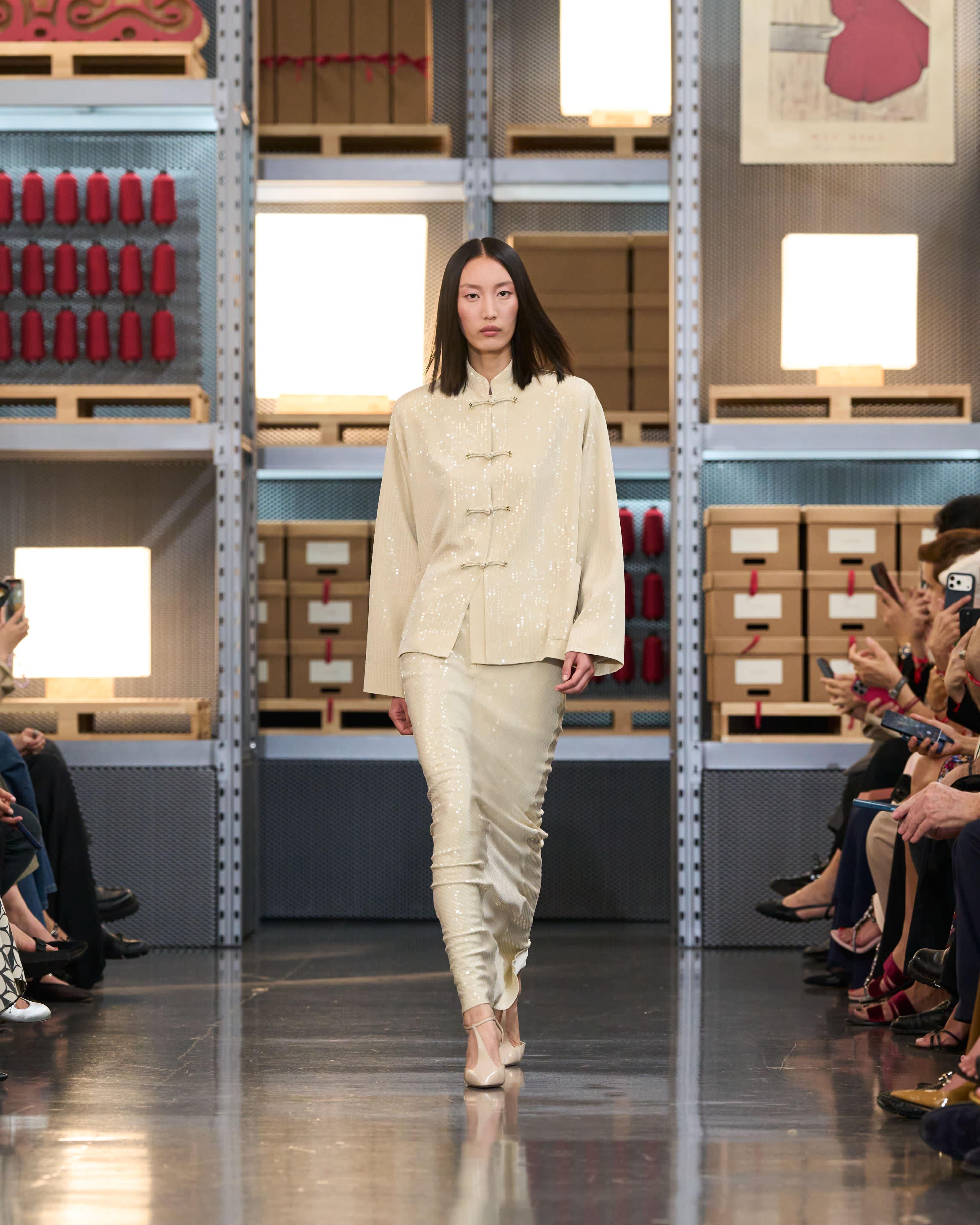 Max Mara75周年大秀登上海!旗袍碰撞义式剪裁、复刻神级大衣限量200件 内容图3 潮正奢/潮品文/潮臻社-实时追踪全球最新奢侈品牌新闻资讯的官网站! ▲Max Mara。(图/品牌提供)