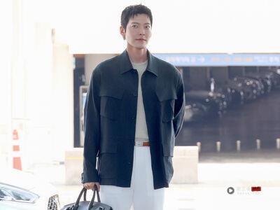 金宇彬机场造型男神质感！拎Ralph Lauren经典Ricky包启程米兰看秀