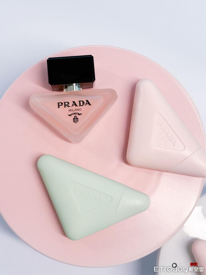 PRADA粉红三角护手霜太时尚!贴肤“奶木香”打造心机伪体香 内容图4 潮正奢/潮品文/潮臻社-实时追踪全球最新奢侈品牌新闻资讯的官网站! PRADA BEAUTY,SAWAA,保养,护手霜,美妆。(图/记者李薇摄、品牌提供)