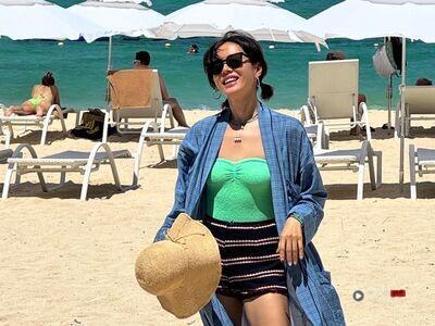 孙艺真环抱玄彬甜出汁　海边度假戴珍珠项炼美翻