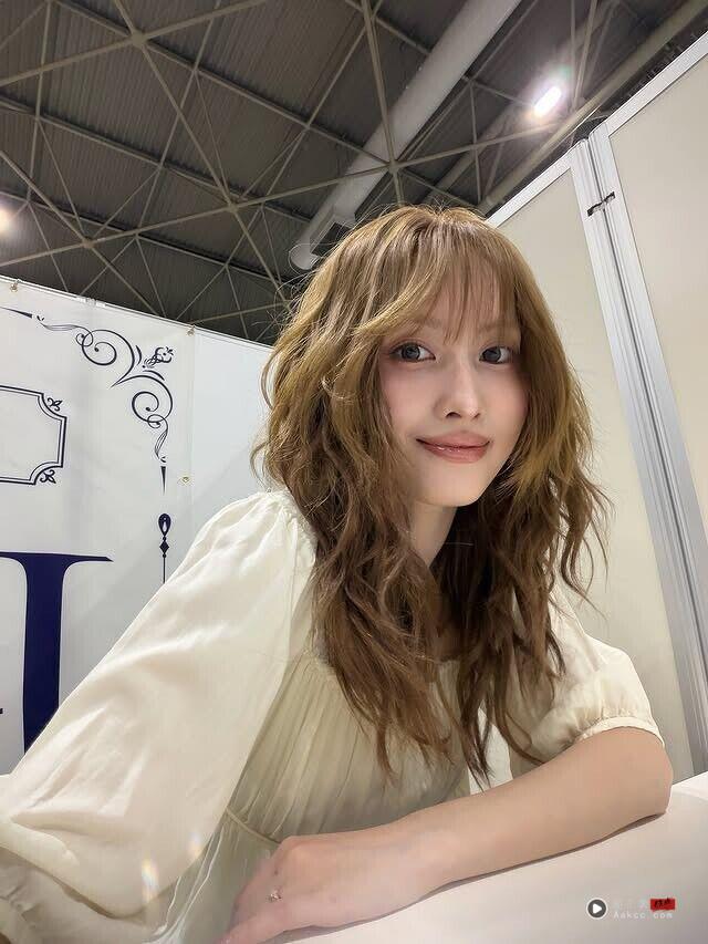 想换发色先看TWICE Momo!6款参考范本 蜜糖奶茶棕显白不挑肤最多人指定 内容图1 潮正奢/潮品文/潮臻社-实时追踪全球最新奢侈品牌新闻资讯的官网站! 想换发色先看她!TWICE Momo 6款显白发色灵感推荐,解锁韩系氛围感的秘密