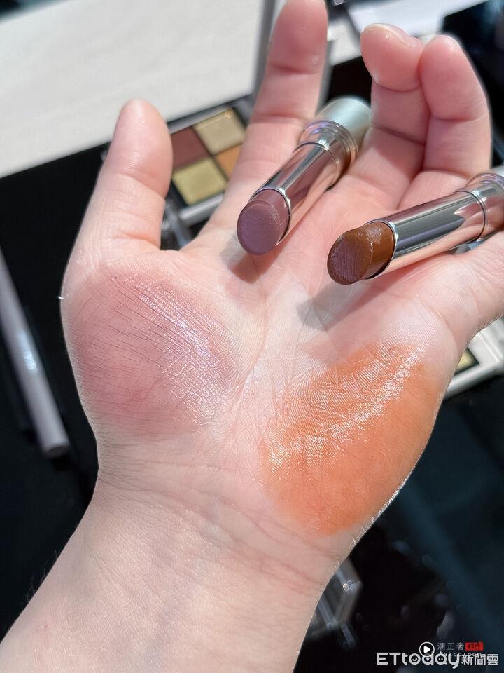 试开箱/紫黄对比色眼影尽显冲突美学!RMK秋彩大胆玩妆超有趣 内容图4 潮正奢/潮品文/潮臻社-实时追踪全球最新奢侈品牌新闻资讯的官网站! RMK,NARS,彩妆, 。(图/记者李薇摄)