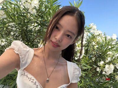 Jennie穿Bra Top配猫眼项炼又甜又辣 混搭北欧爆红首饰美炸