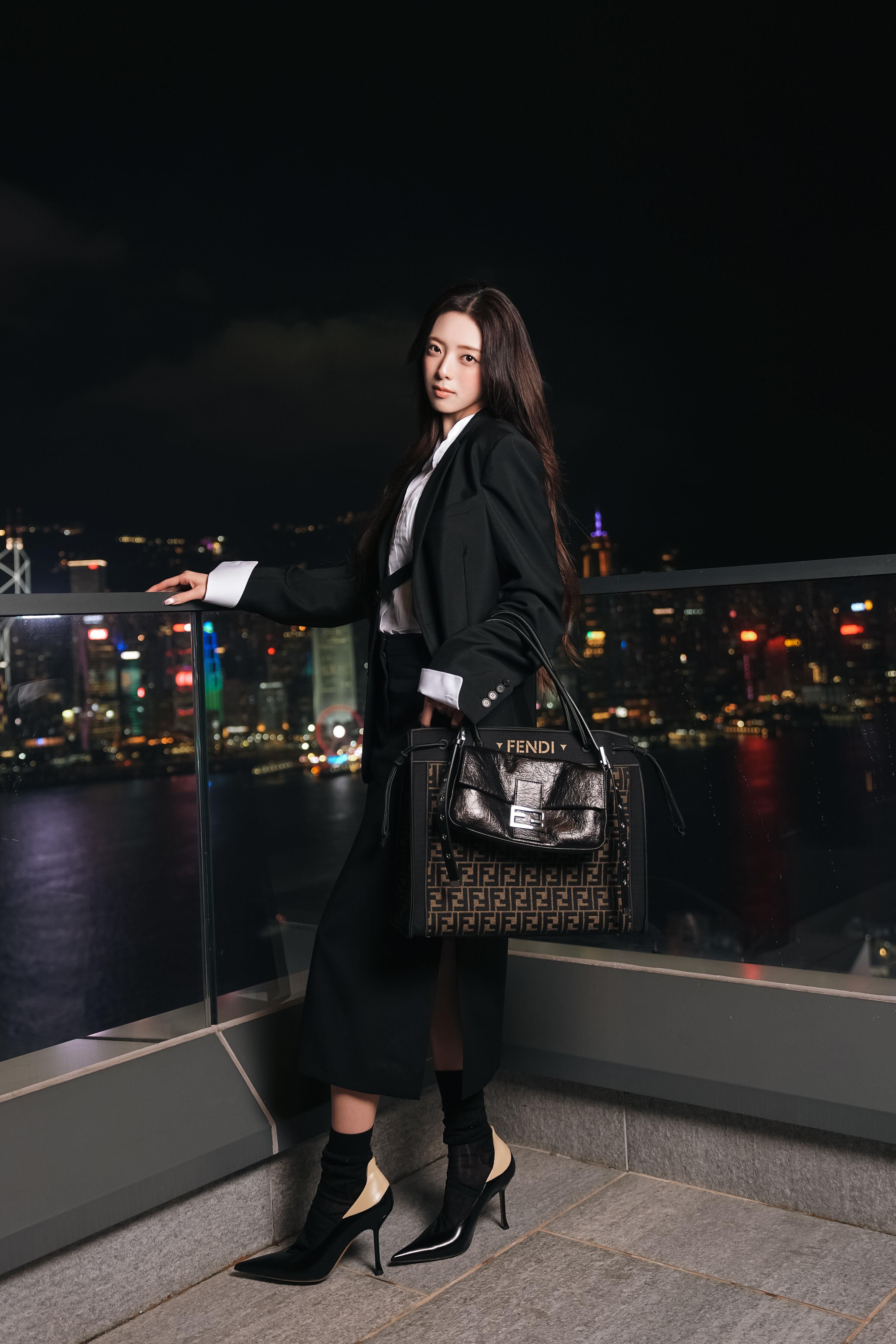 ITZY申有娜全黑造型美翻了!长腿比例太逆天 FENDI“双包叠搭”成亮点 内容图1 潮正奢/潮品文/潮臻社-实时追踪全球最新奢侈品牌新闻资讯的官网站! ▲▼ 申有娜 。(图/品牌提供)